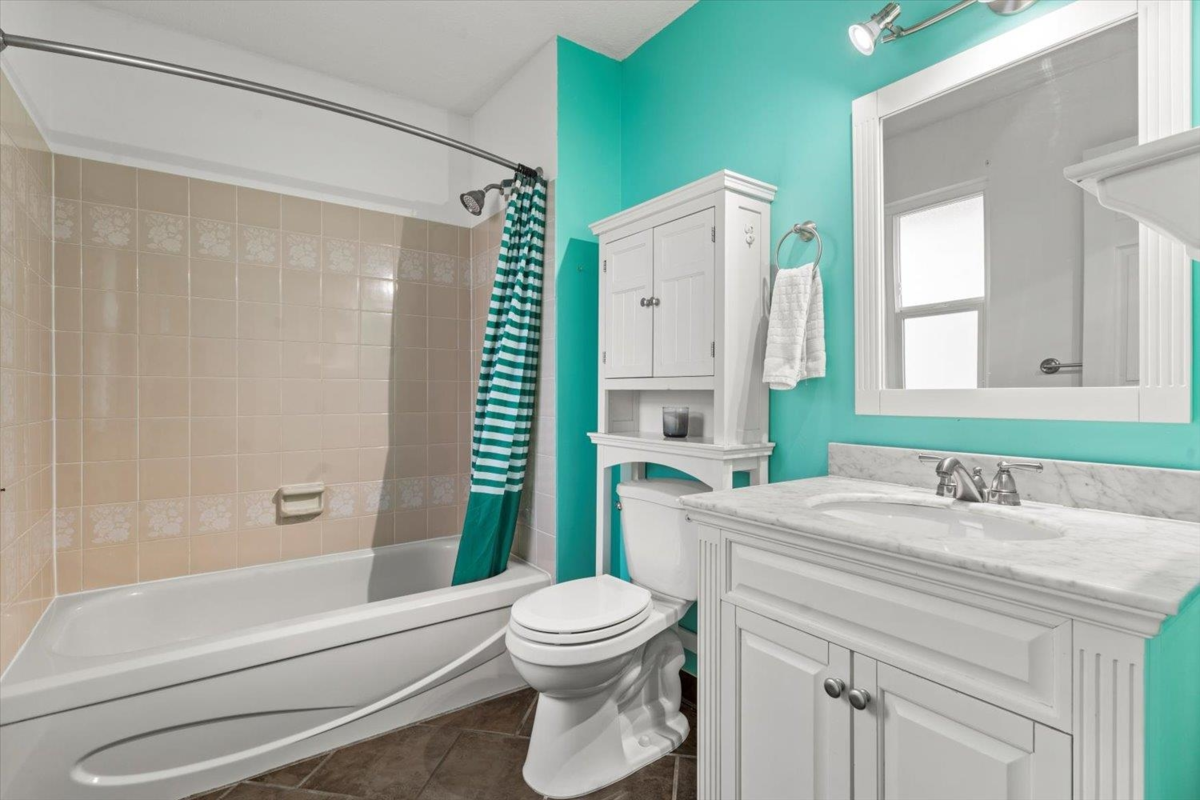 Basement Recreation Room Photo of 2 33951 Marshall Road, Abbotsford, BC