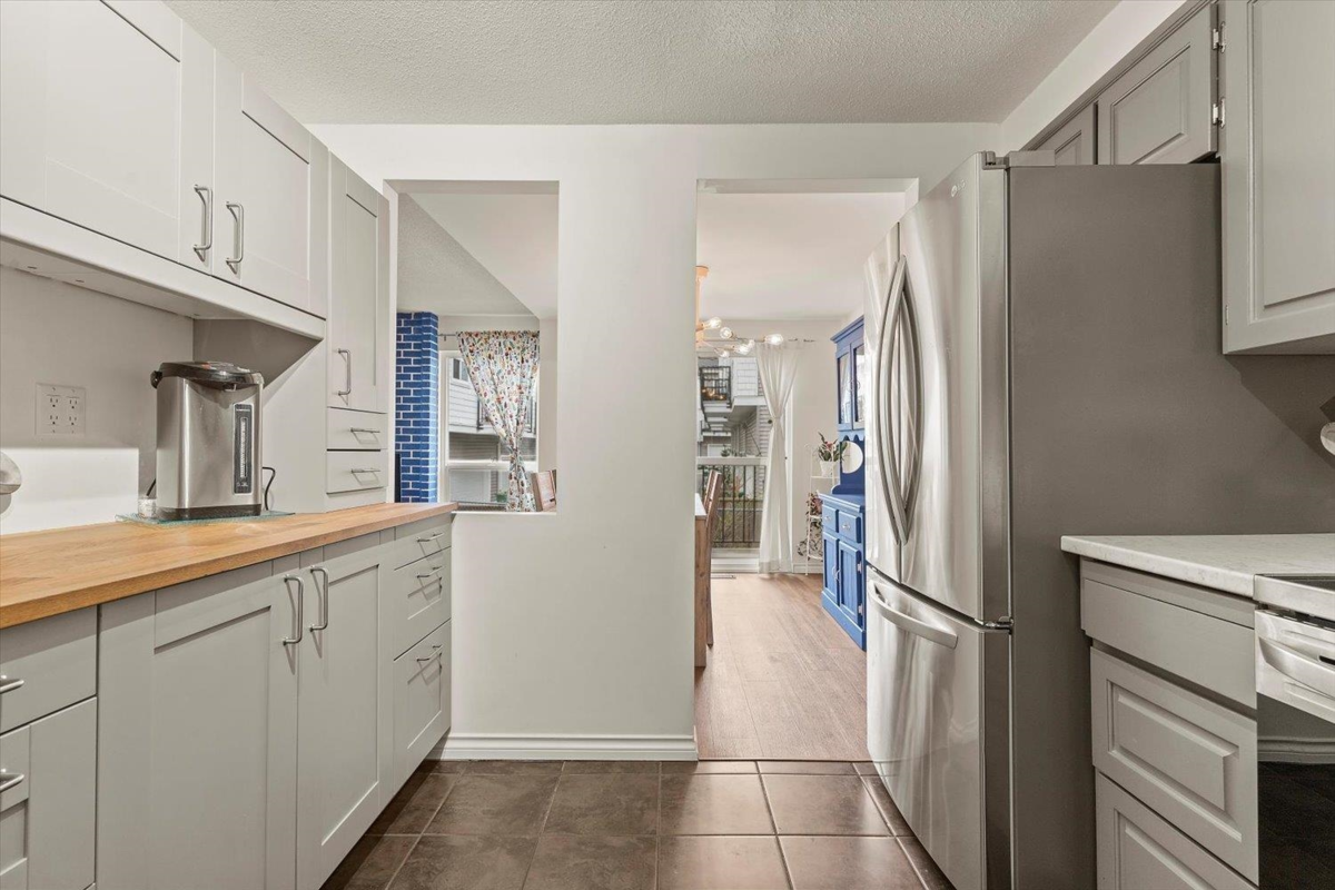 Dining Area Photo of 2 33951 Marshall Road, Abbotsford, BC