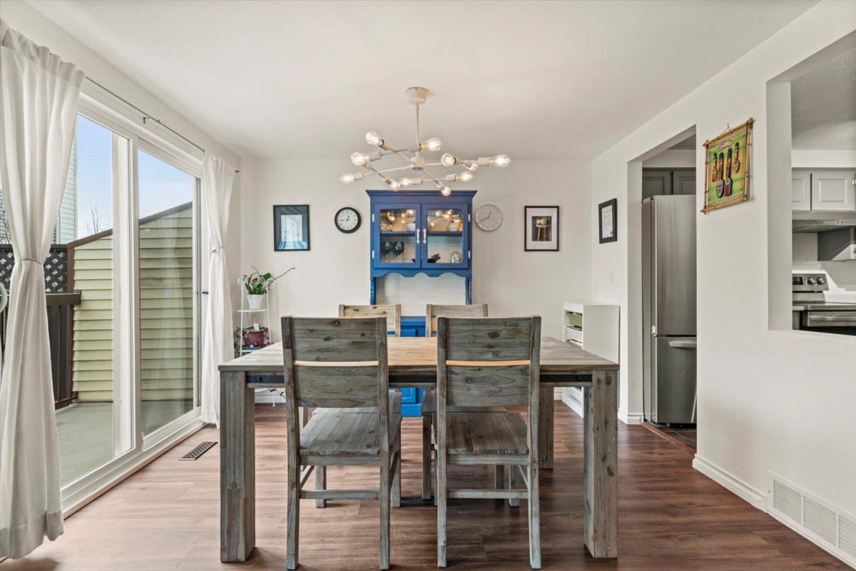 Kitchen Island Photo of 2 33951 Marshall Road, Abbotsford, BC