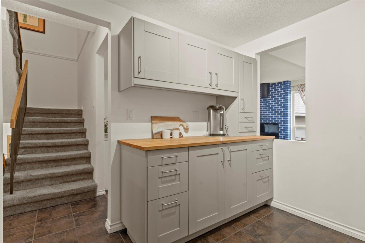 Kitchen Photo of 2 33951 Marshall Road, Abbotsford, BC