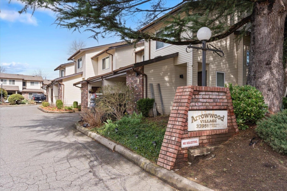 Outdoor Kitchen Photo of 2 33951 Marshall Road, Abbotsford, BC