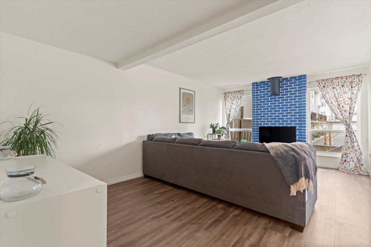 Walk-In Closet Photo of 2 33951 Marshall Road, Abbotsford, BC