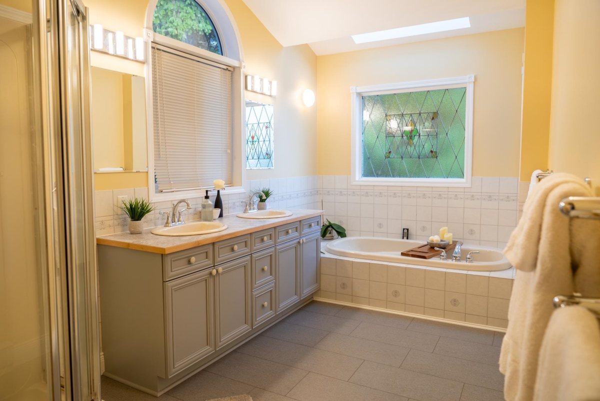 Basement Recreation Room Photo of 37189 Schooner Way, Pender Island, BC