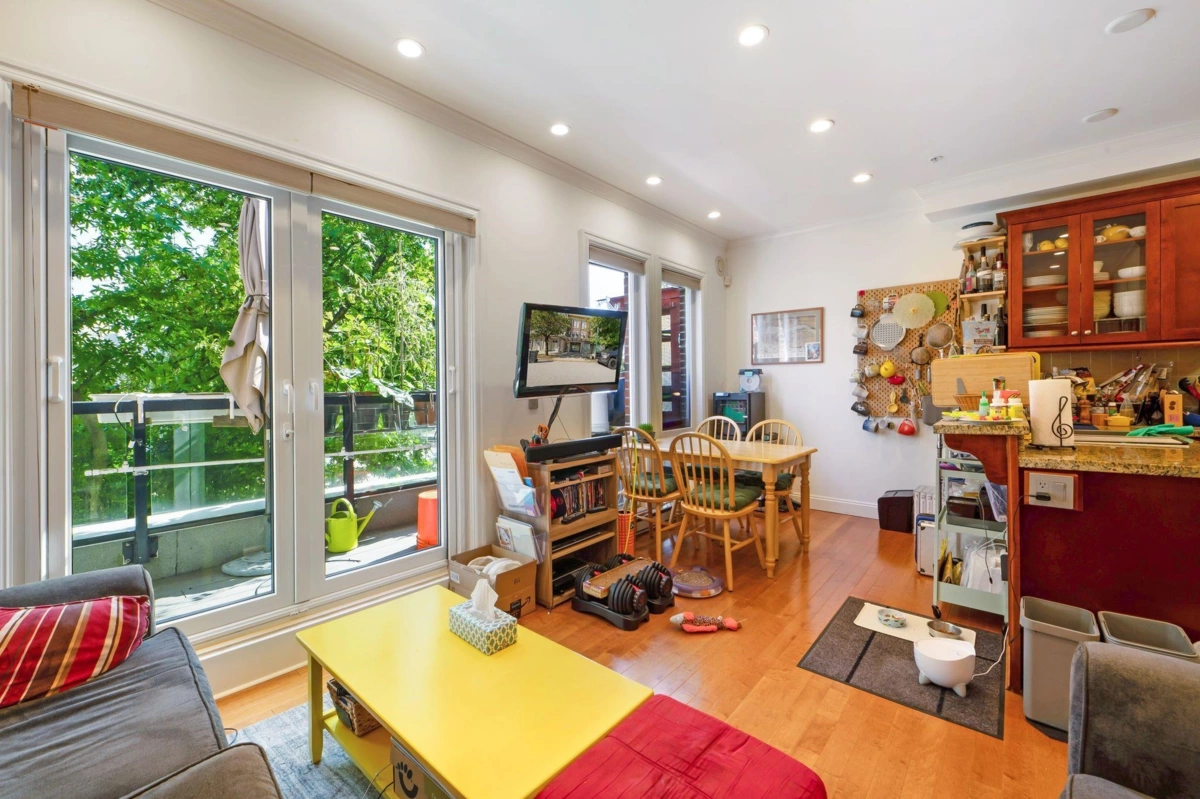 Kitchen Island Photo of 201 75 N Renfrew Street, Vancouver, BC