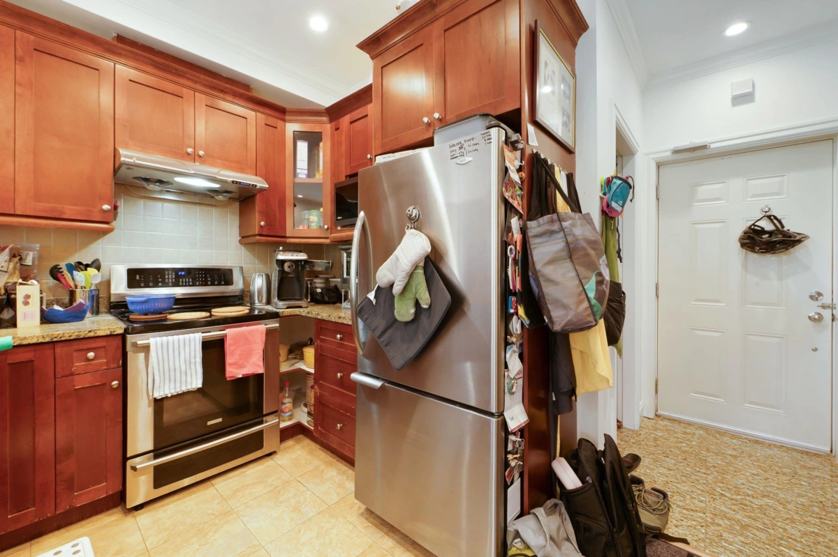 Walk-In Closet Photo of 201 75 N Renfrew Street, Vancouver, BC