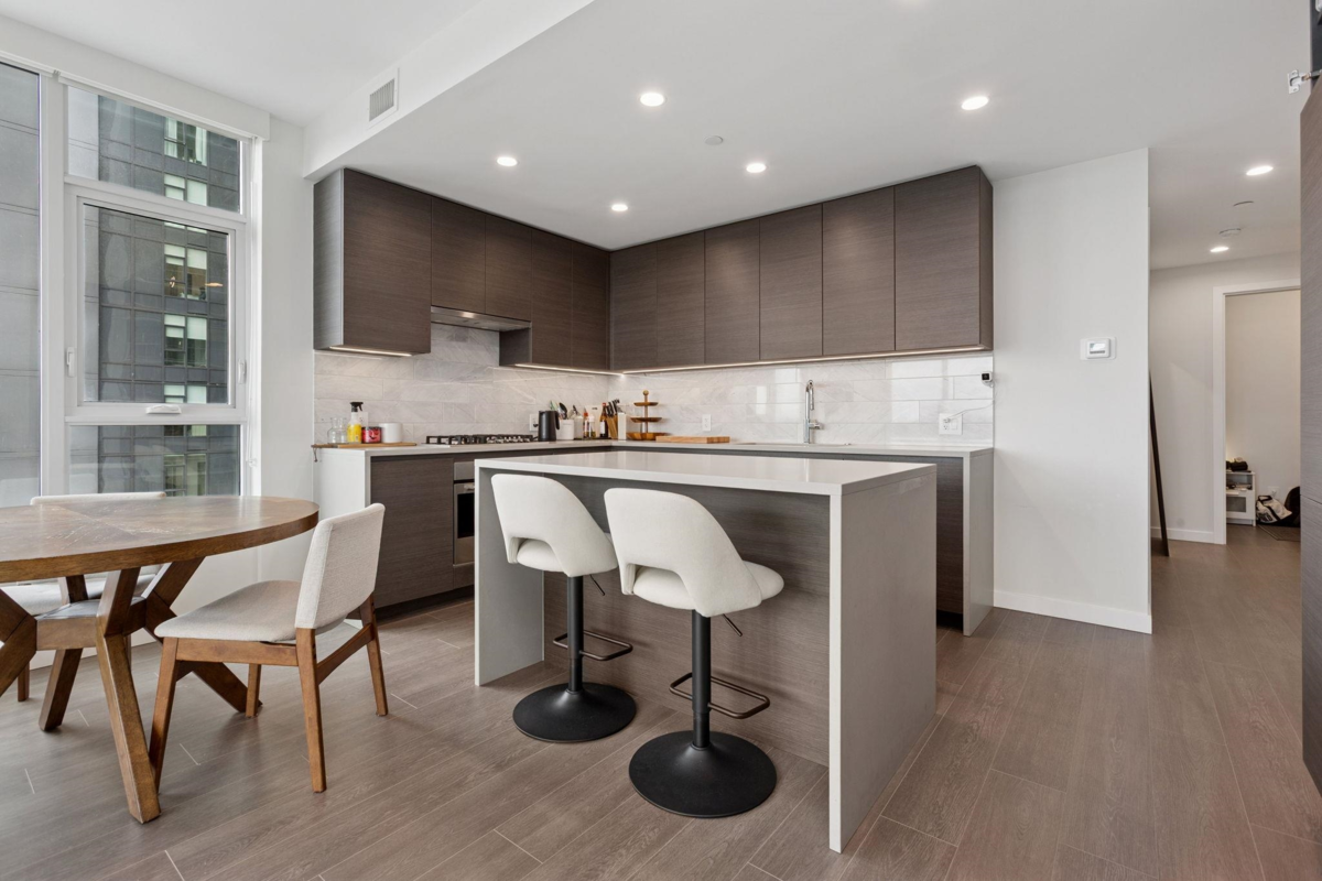 Kitchen Island Photo of 1305 2186 Gilmore Avenue, Burnaby, BC