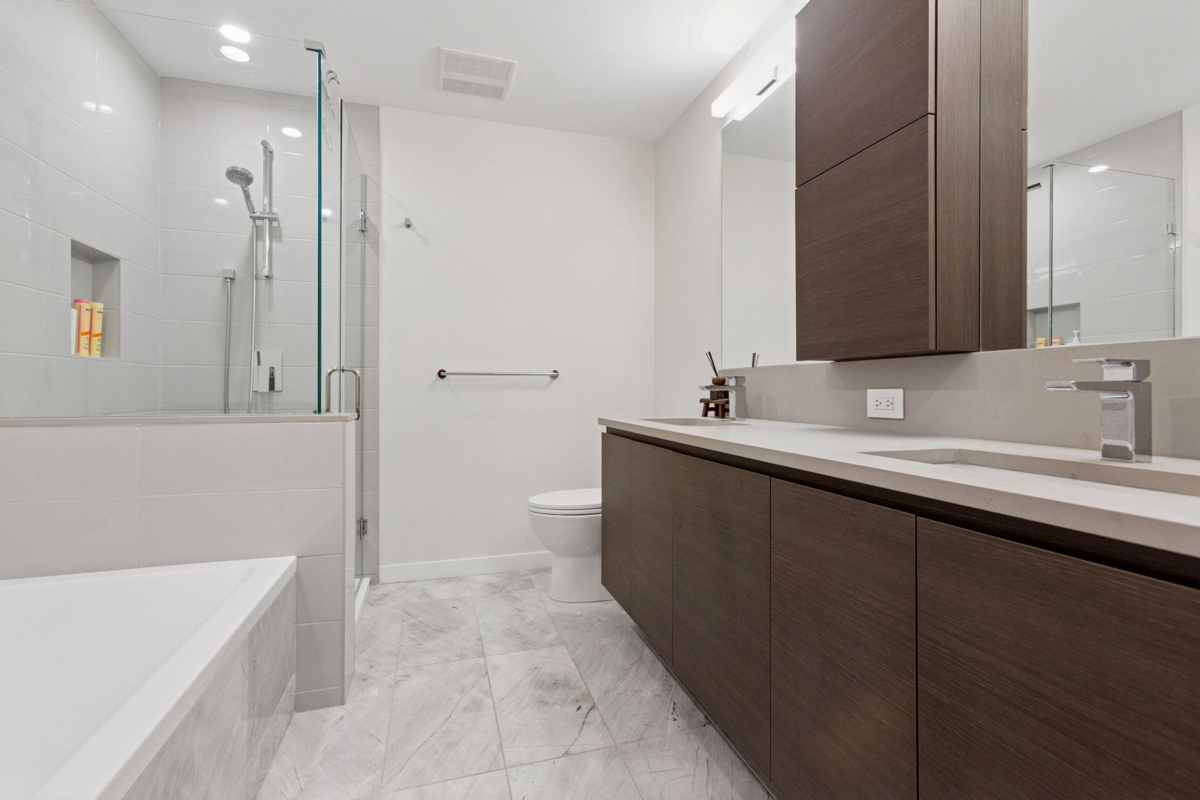 Primary Bathroom Photo of 1305 2186 Gilmore Avenue, Burnaby, BC