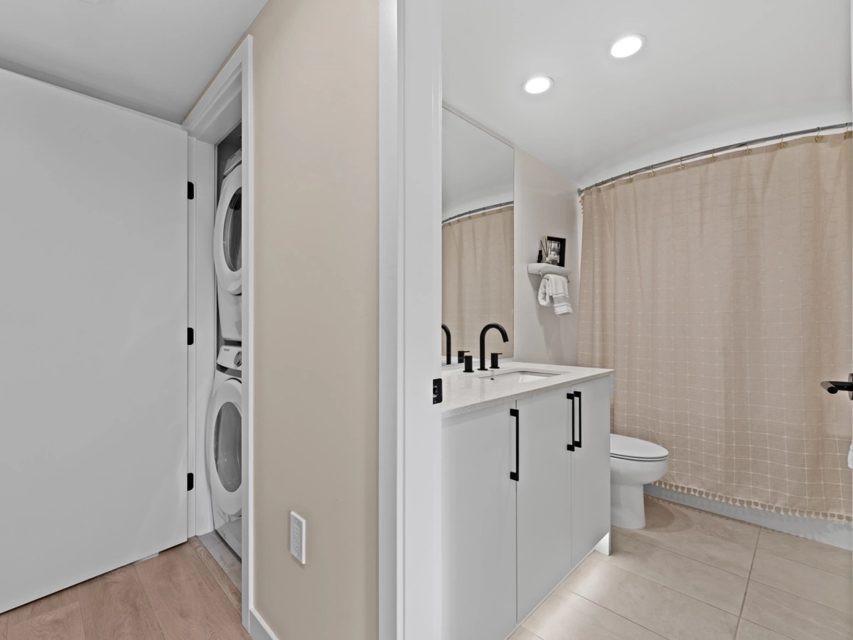 Front Yard Photo of 161 565 E 2nd Street, North Vancouver, BC