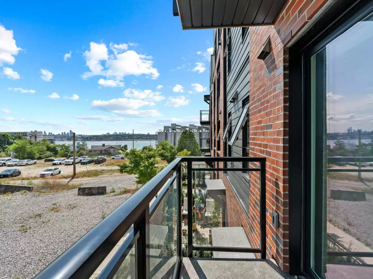 Hot Tub / Spa Photo of 161 565 E 2nd Street, North Vancouver, BC