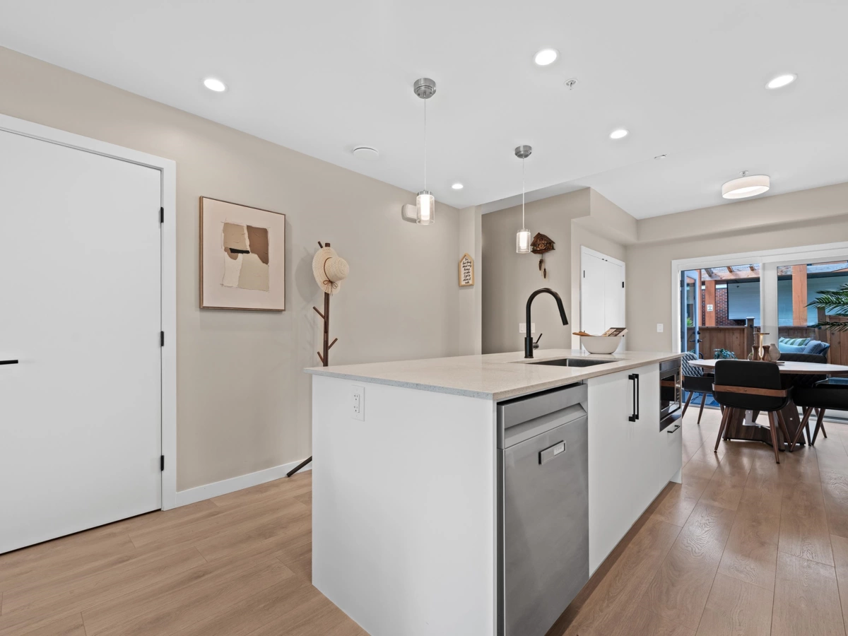 Kitchen Island Photo of 161 565 E 2nd Street, North Vancouver, BC