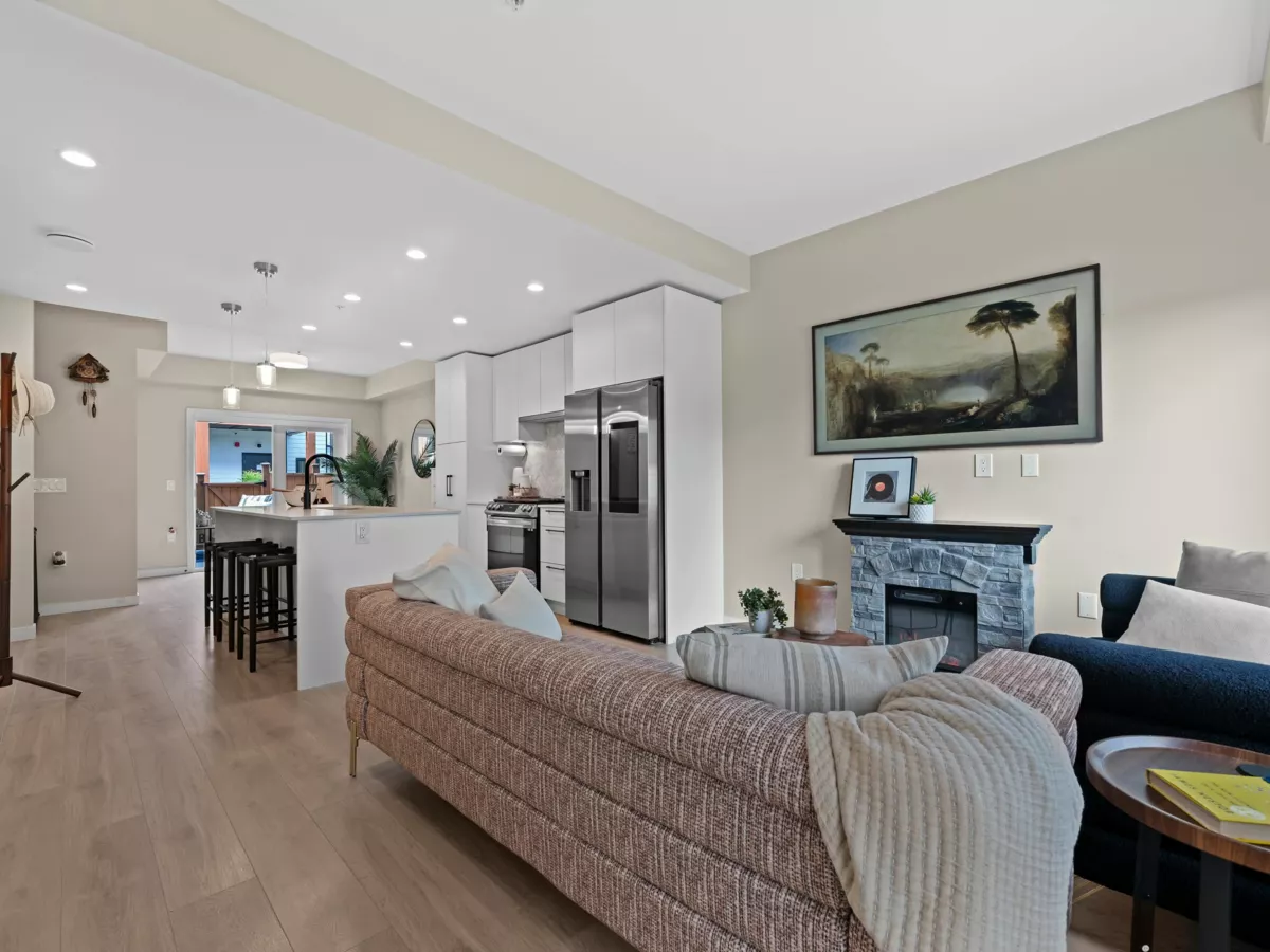 Kitchen Photo of 161 565 E 2nd Street, North Vancouver, BC