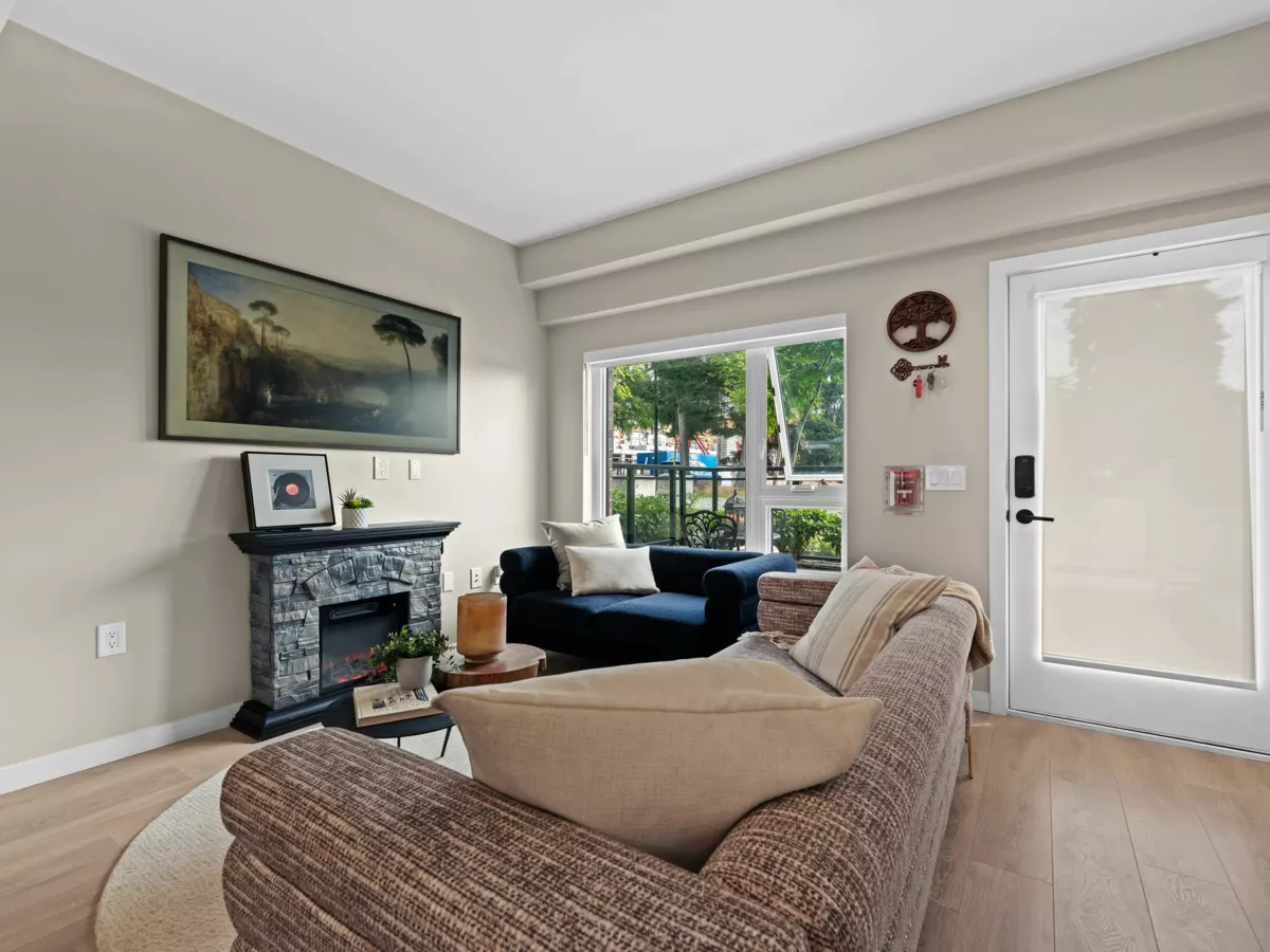 Living Room Photo of 161 565 E 2nd Street, North Vancouver, BC