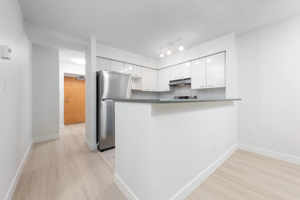 Kitchen Island Photo of 608 6088 Willingdon Avenue, Burnaby, BC