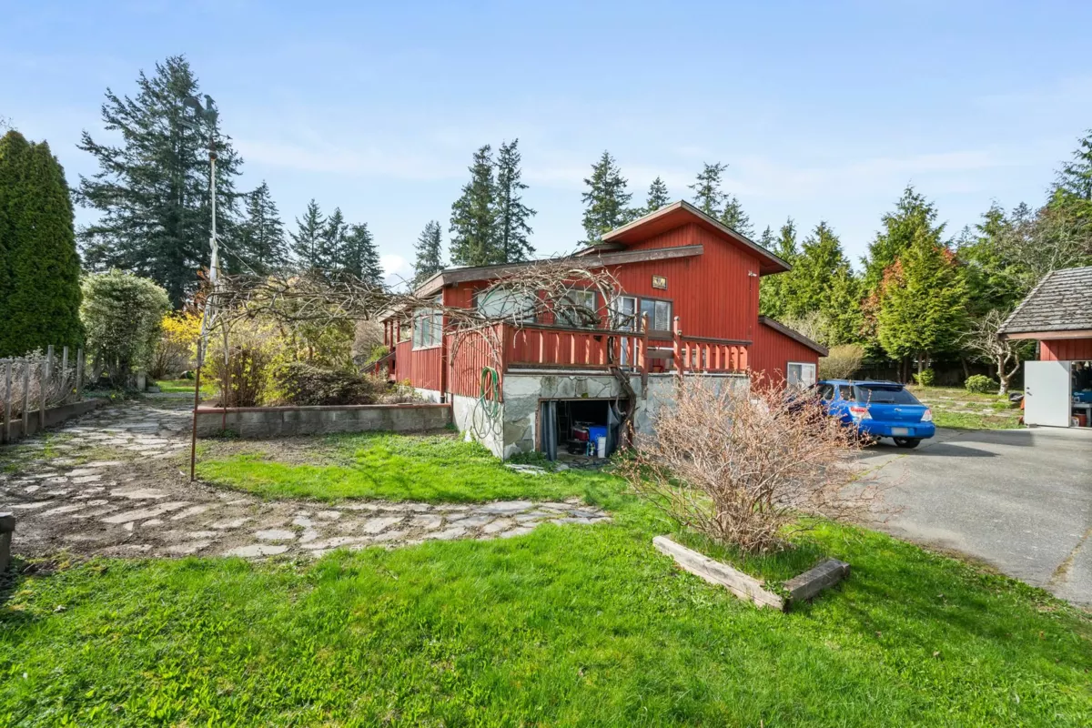 Walk-In Closet Photo of 13201 23a Avenue, Surrey, BC