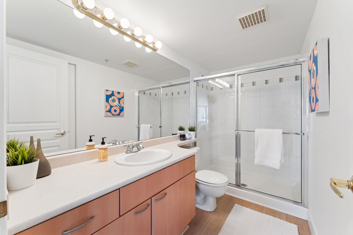 Entry Foyer Photo of 601 108 E 14th Street, North Vancouver, BC