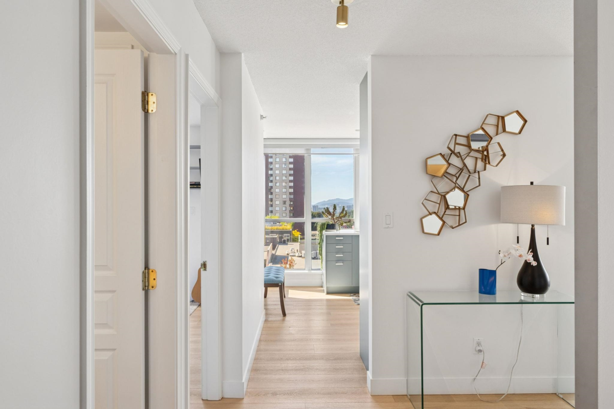 Powder Room Photo of 601 108 E 14th Street, North Vancouver, BC