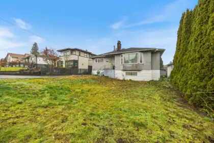 8255 18th Avenue, Burnaby, BC