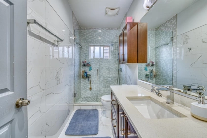 Guest Bathroom Photo of 426 E 18th Avenue, Vancouver, BC