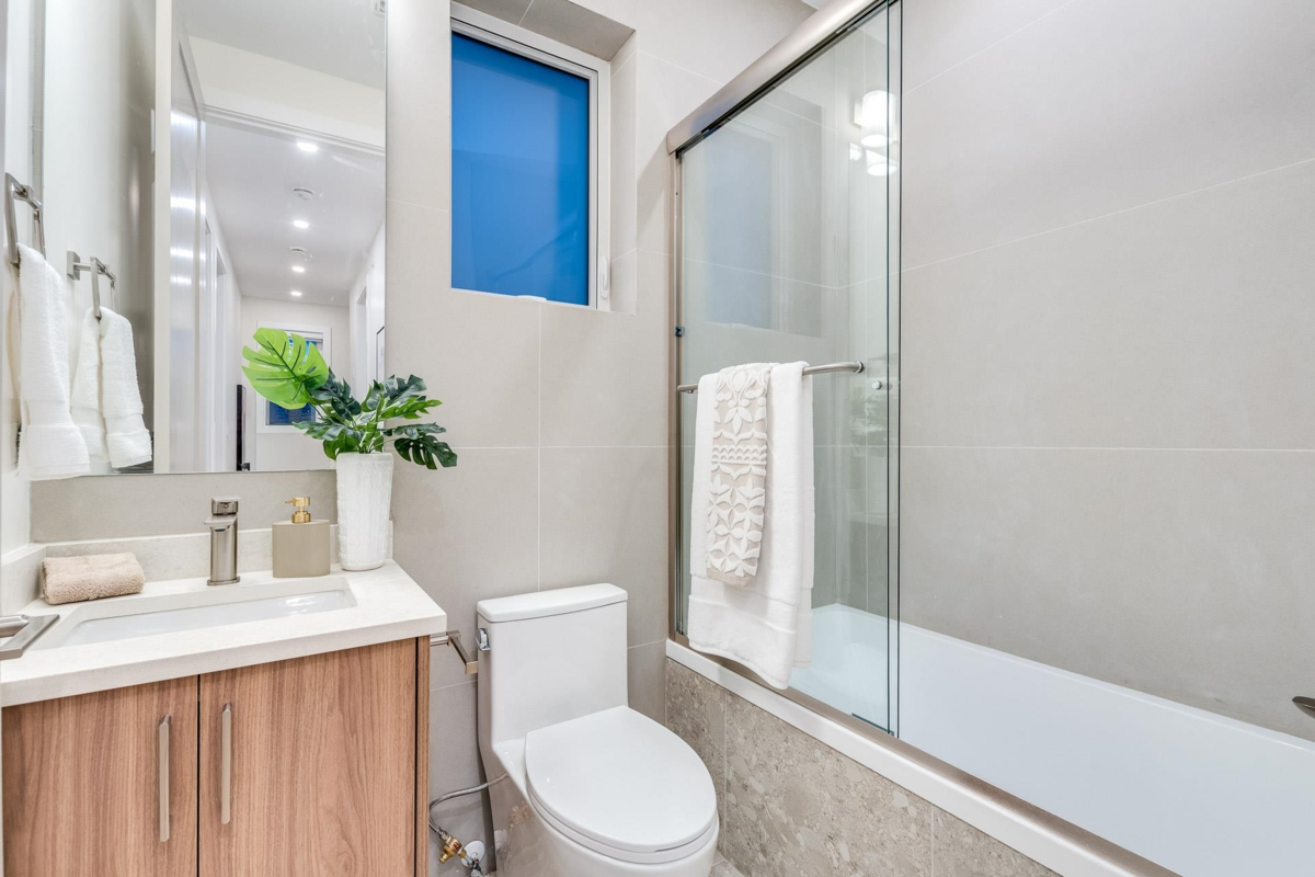 Guest Bathroom Photo of 1 2943 E 44th Avenue, Vancouver, BC