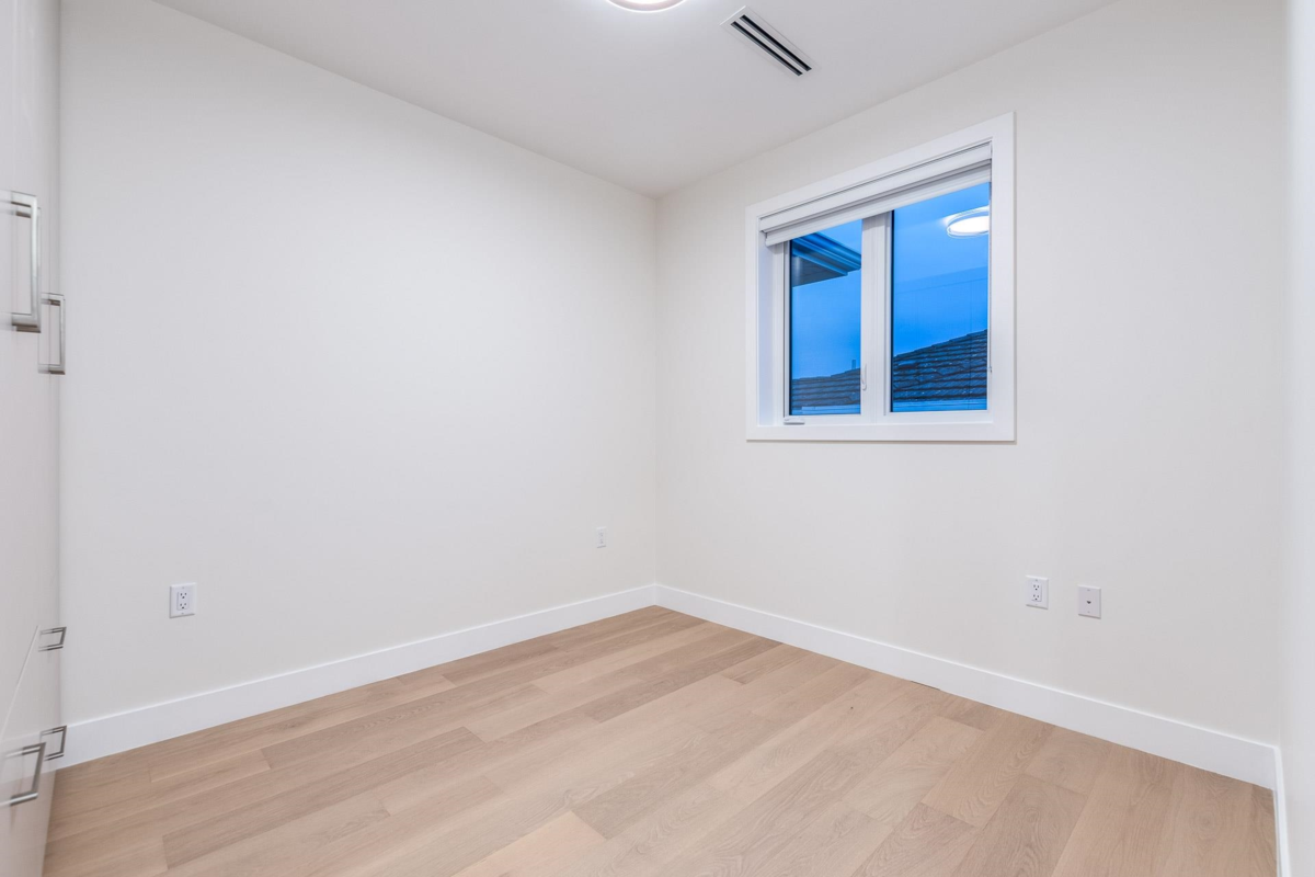 Powder Room Photo of 1 2943 E 44th Avenue, Vancouver, BC