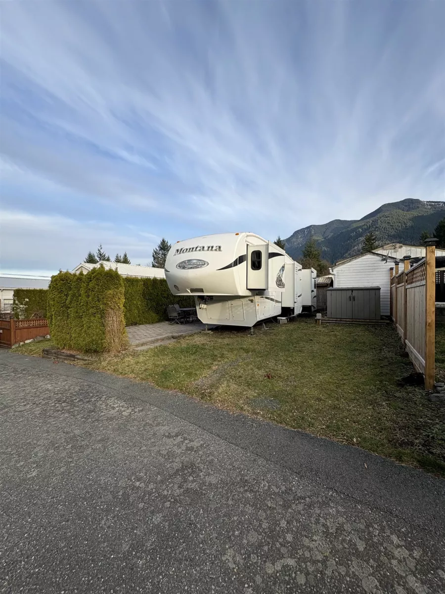 Kitchen Island Photo of 133 1436 Frost Road, Cultus Lake, BC