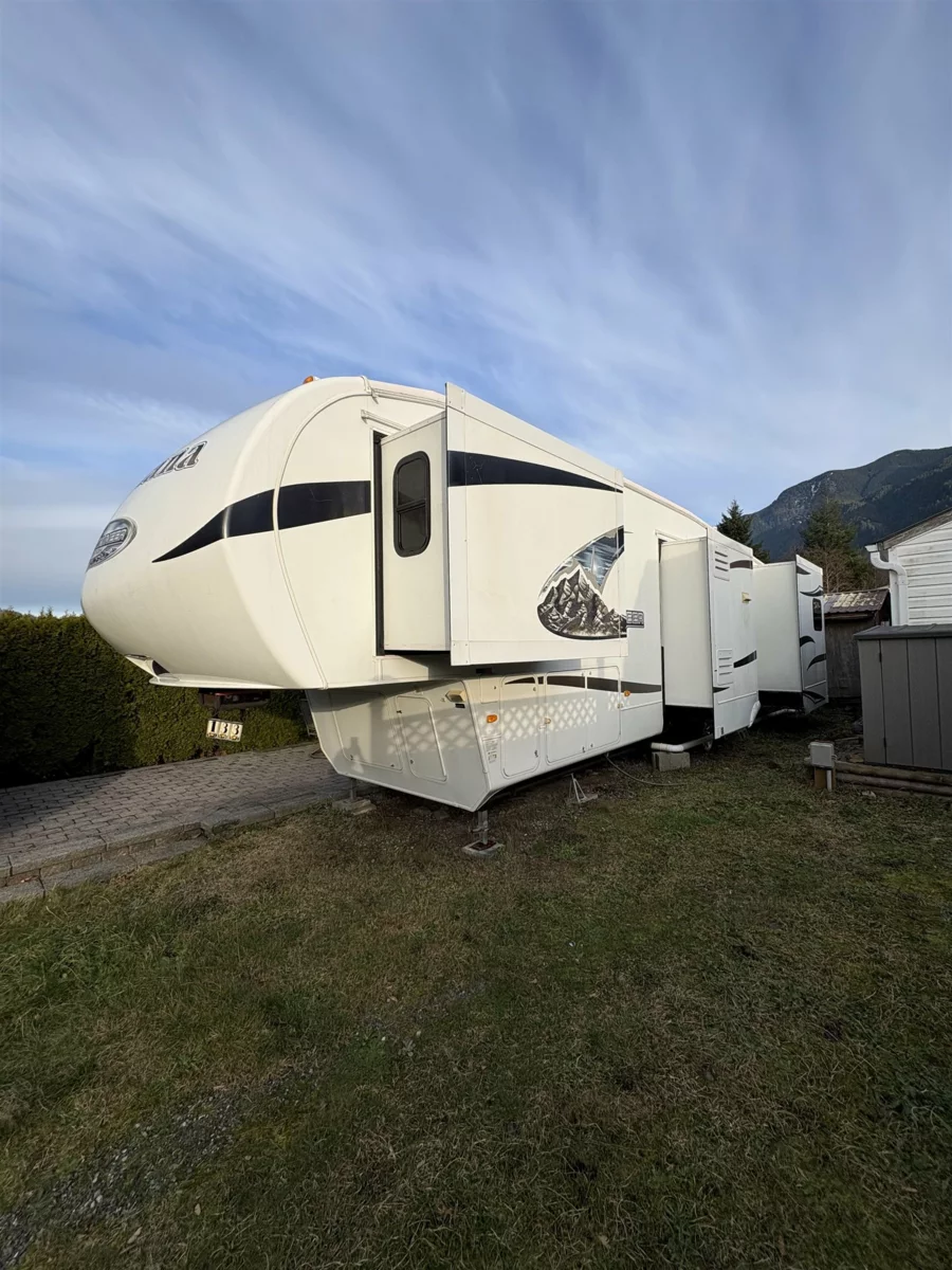 Kitchen Photo of 133 1436 Frost Road, Cultus Lake, BC
