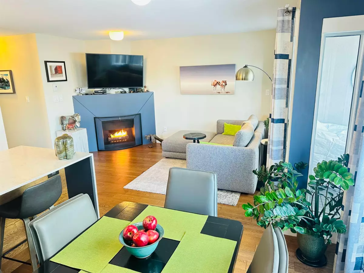 Dining Area Photo of 403 985 W 10th Avenue, Vancouver, BC