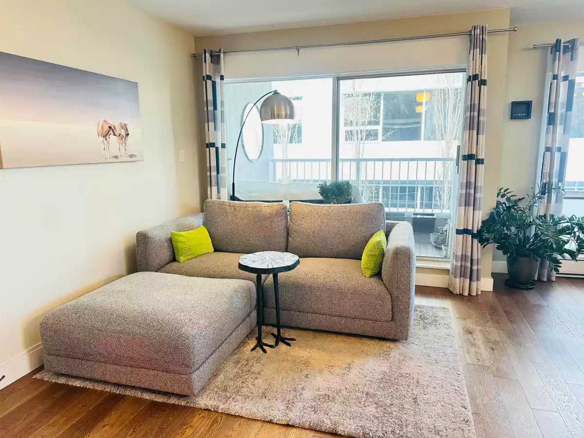 Living Room Photo of 403 985 W 10th Avenue, Vancouver, BC
