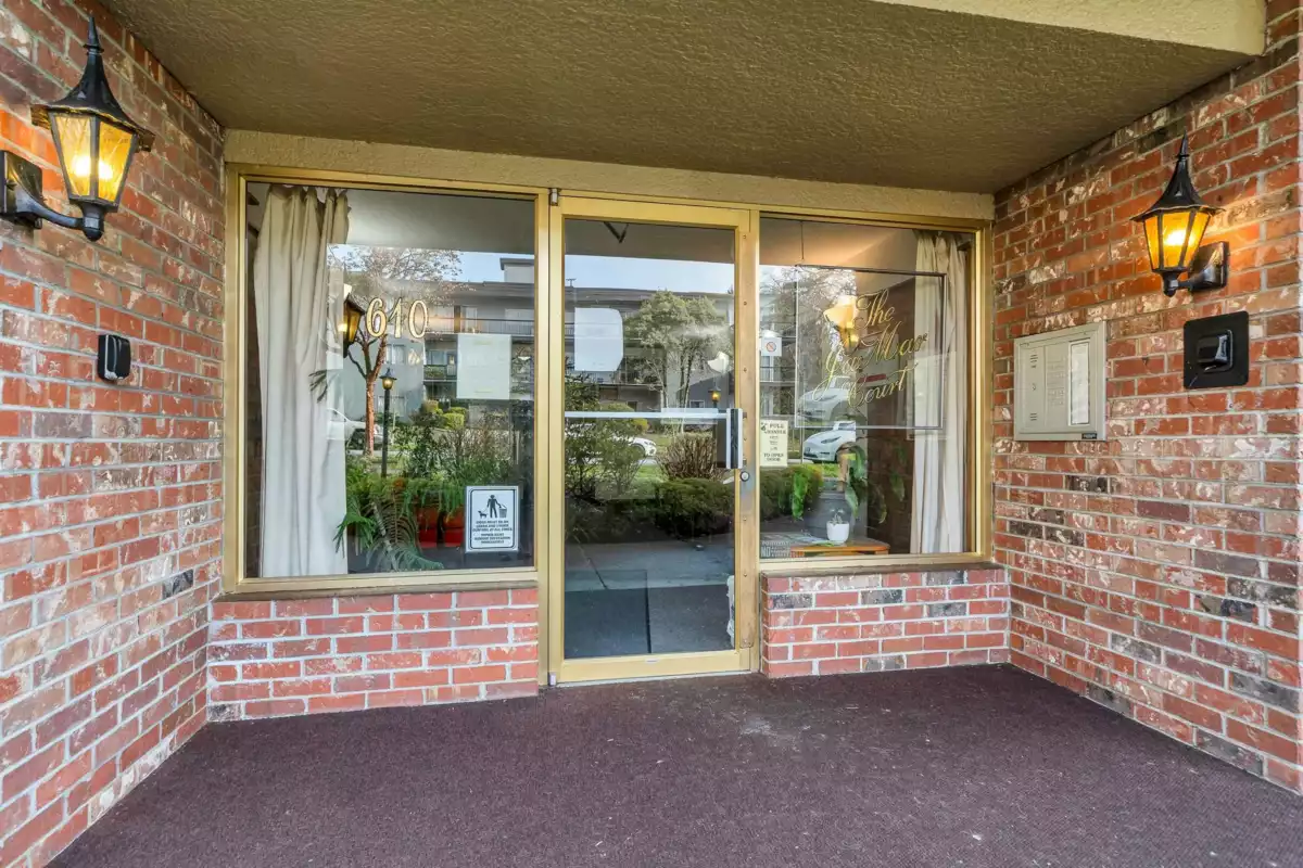 Living Room Photo of 113 610 Third Avenue, New Westminster, BC