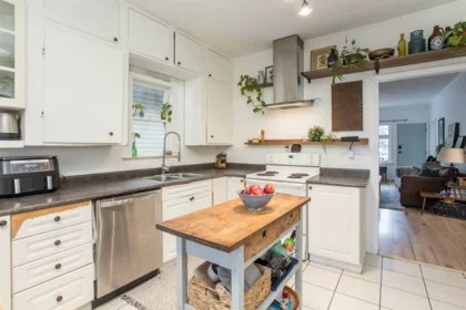Kitchen Island Photo of 1976 Warwick Avenue, Port Coquitlam, BC