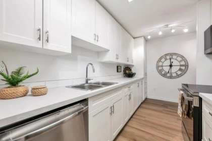 107 15020 North Bluff Road, White Rock, BC, White Rock — 1 bed apartment/condo for sale