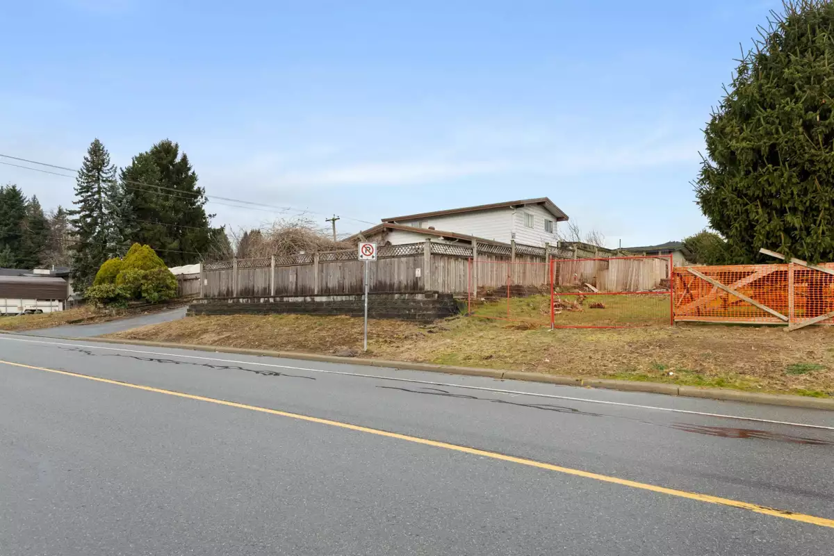 Kitchen Island Photo of 32555 Bevan Avenue, Abbotsford, BC