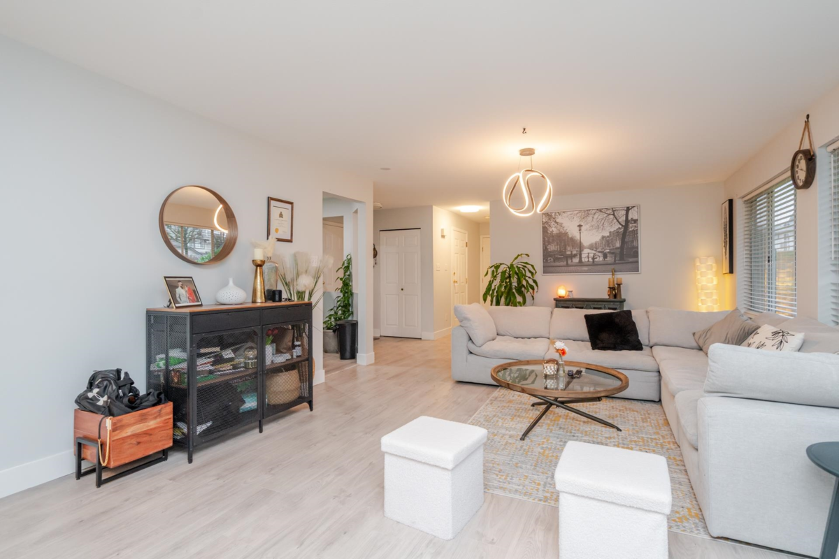 Kitchen Island Photo of 125 3080 Townline Road, Abbotsford, BC
