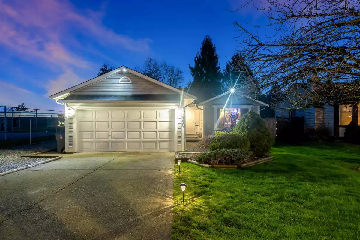 Entry Foyer Photo of 17440 61a Avenue, Surrey, BC
