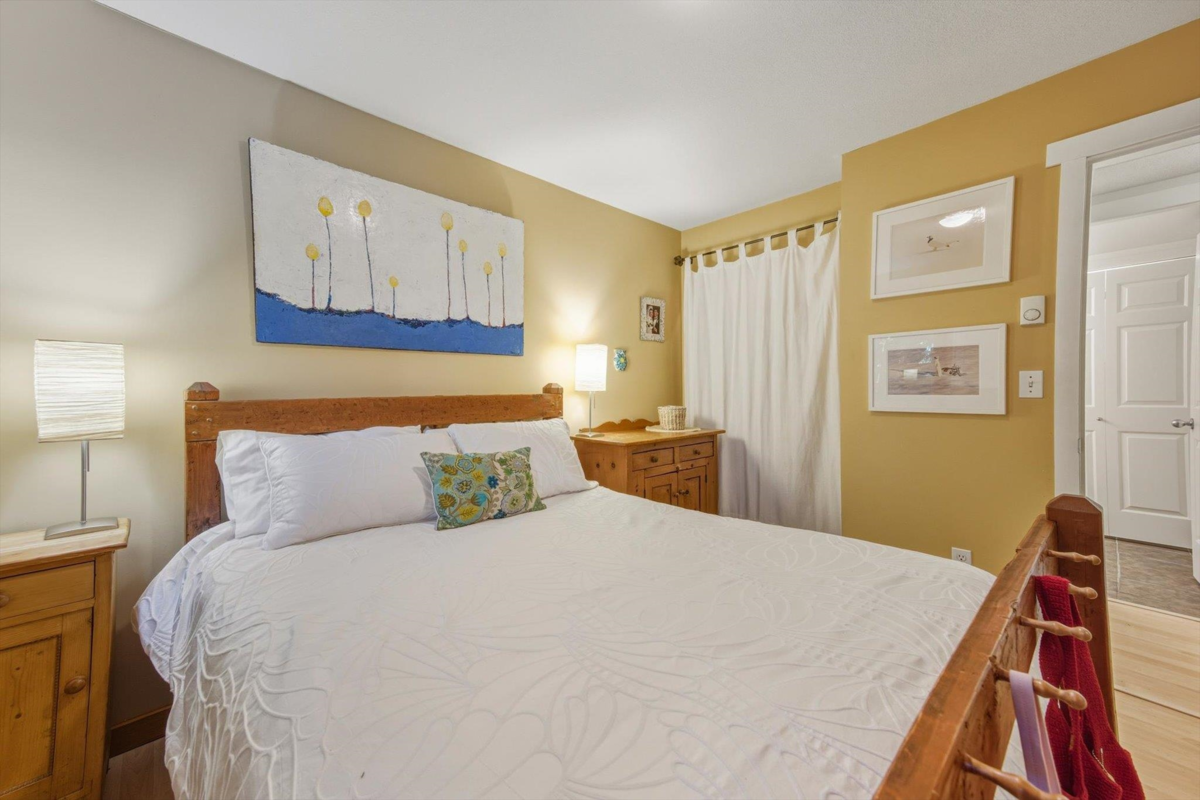 Kitchen Island Photo of 1 2720 Cheakamus Way, Whistler, BC