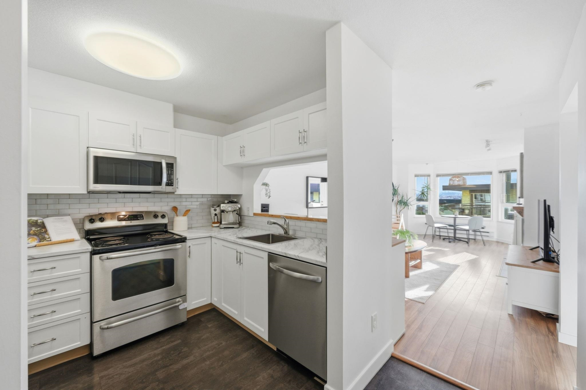 Primary Bathroom Photo of 204 315 E 3rd Street, North Vancouver, BC
