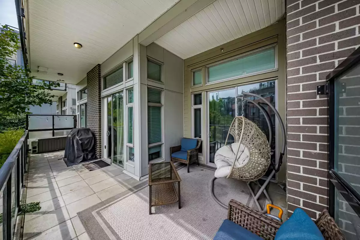 Entry Foyer Photo of 102 28 E Royal Avenue, New Westminster, BC
