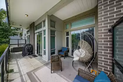 Entry Foyer Photo of 102 28 E Royal Avenue, New Westminster, BC