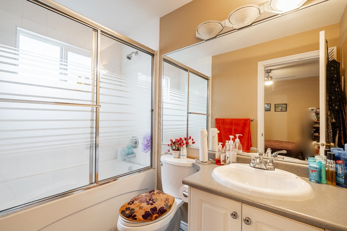 Entry Foyer Photo of 7658 147a Street, Surrey, BC