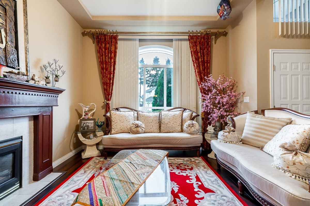 Kitchen Island Photo of 7658 147a Street, Surrey, BC