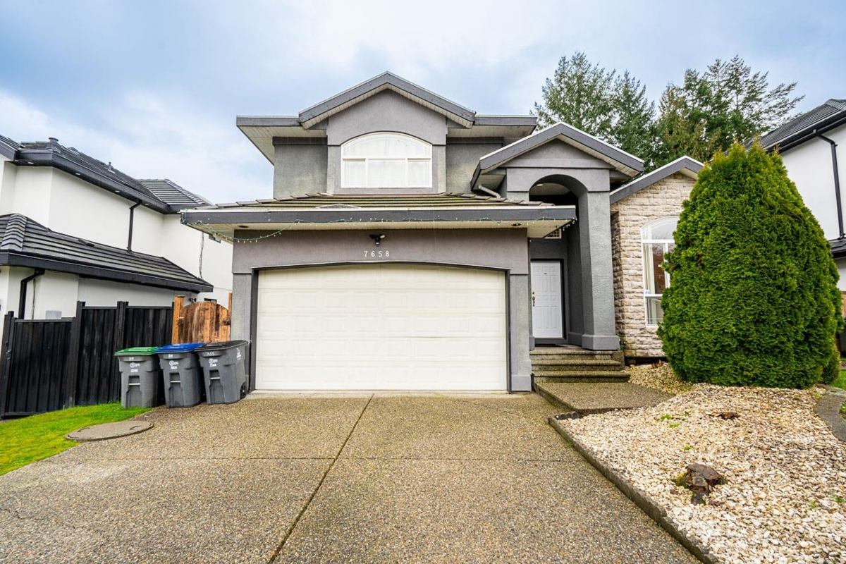 Living Room Photo of 7658 147a Street, Surrey, BC