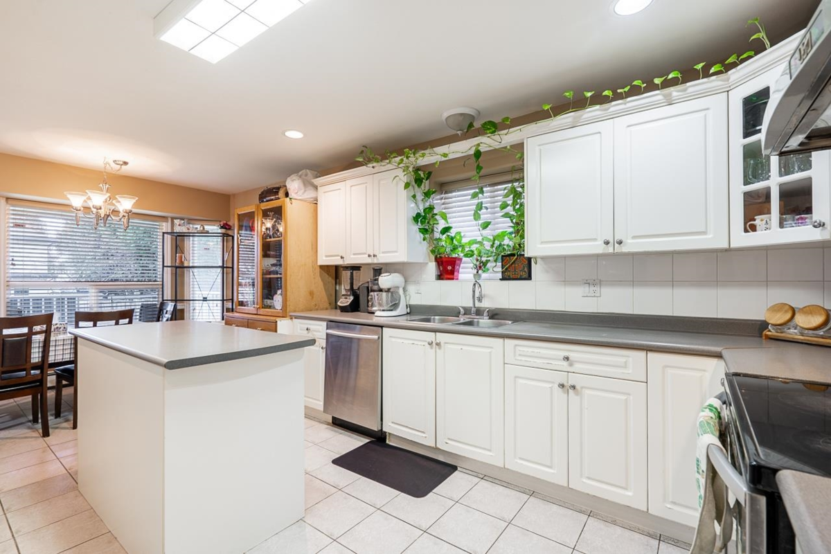 Primary Bathroom Photo of 7658 147a Street, Surrey, BC