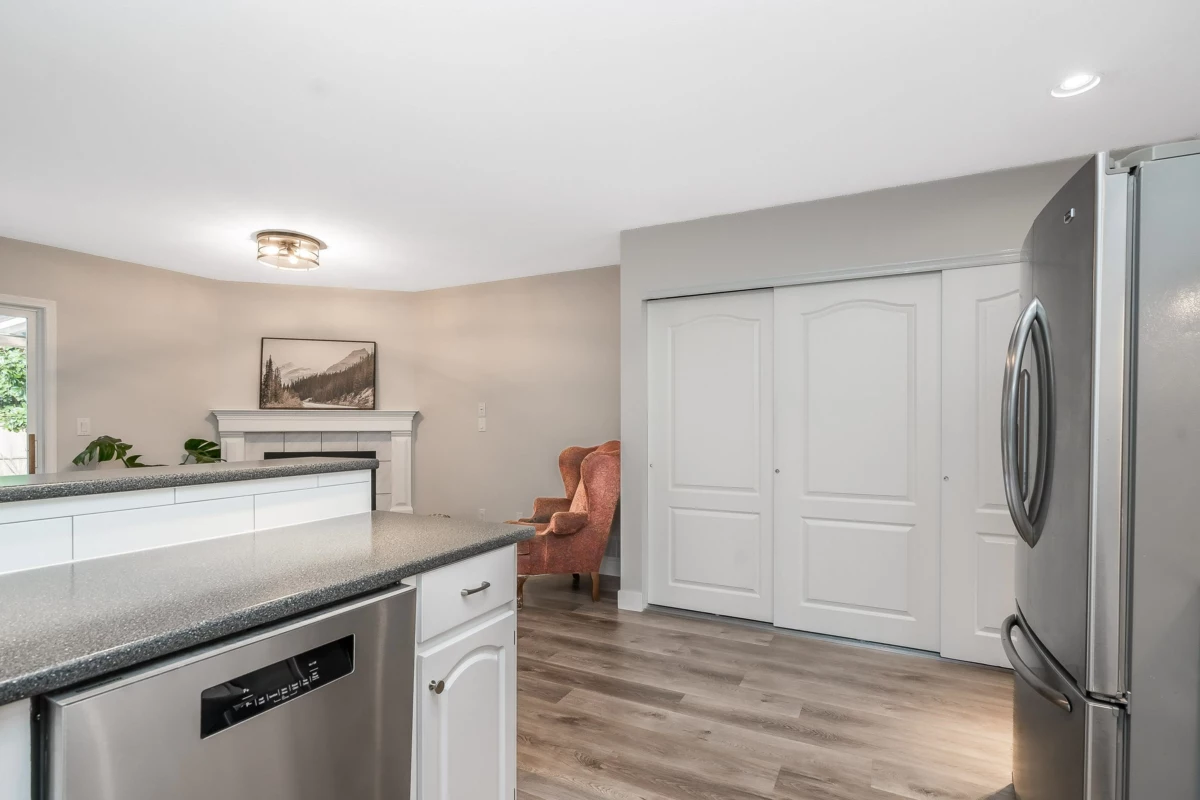 Kitchen Island Photo of 44621 Monte Vista Drive, Chilliwack, BC