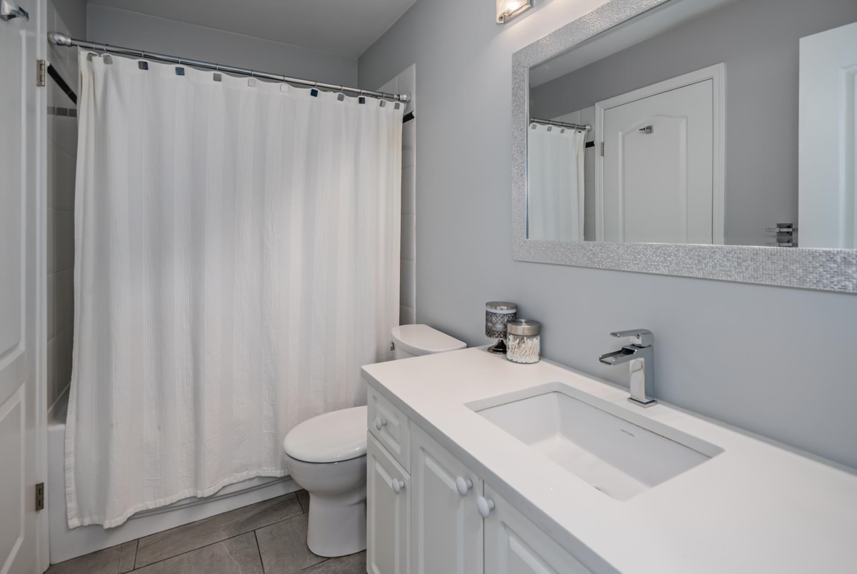 Entry Foyer Photo of 417 15210 Guildford Drive, Surrey, BC