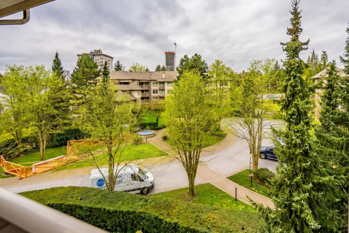 Front Yard Photo of 417 15210 Guildford Drive, Surrey, BC