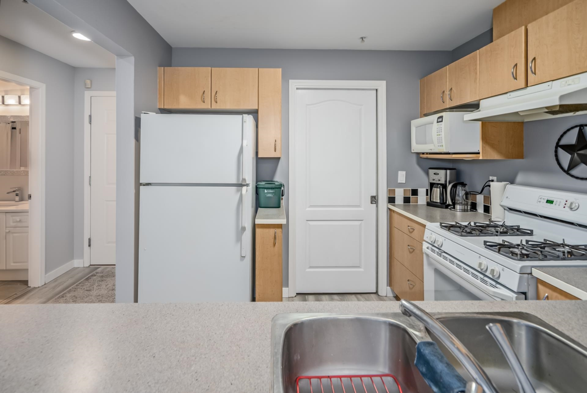 Primary Bathroom Photo of 417 15210 Guildford Drive, Surrey, BC