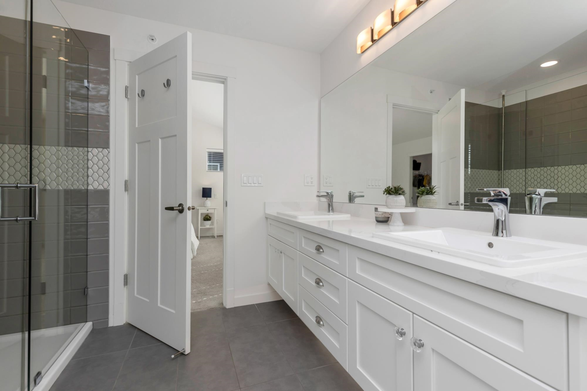 Guest Bathroom Photo of 12933 240a Street, Maple Ridge, BC