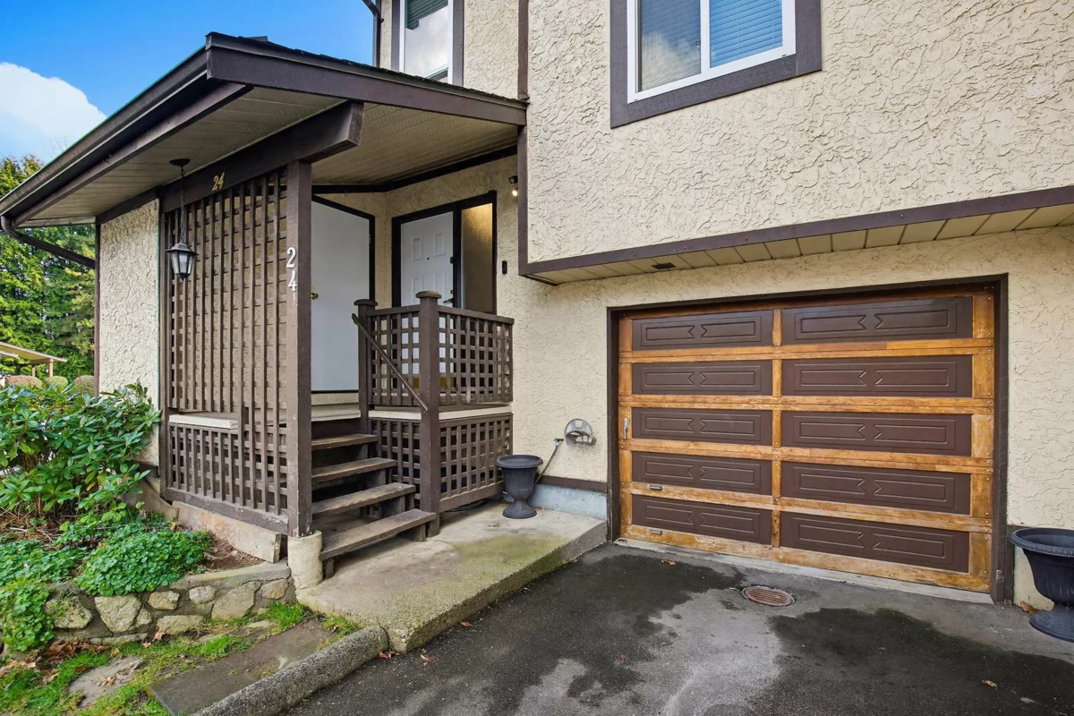 Living Room Photo of 24 33361 Wren Crescent, Abbotsford, BC