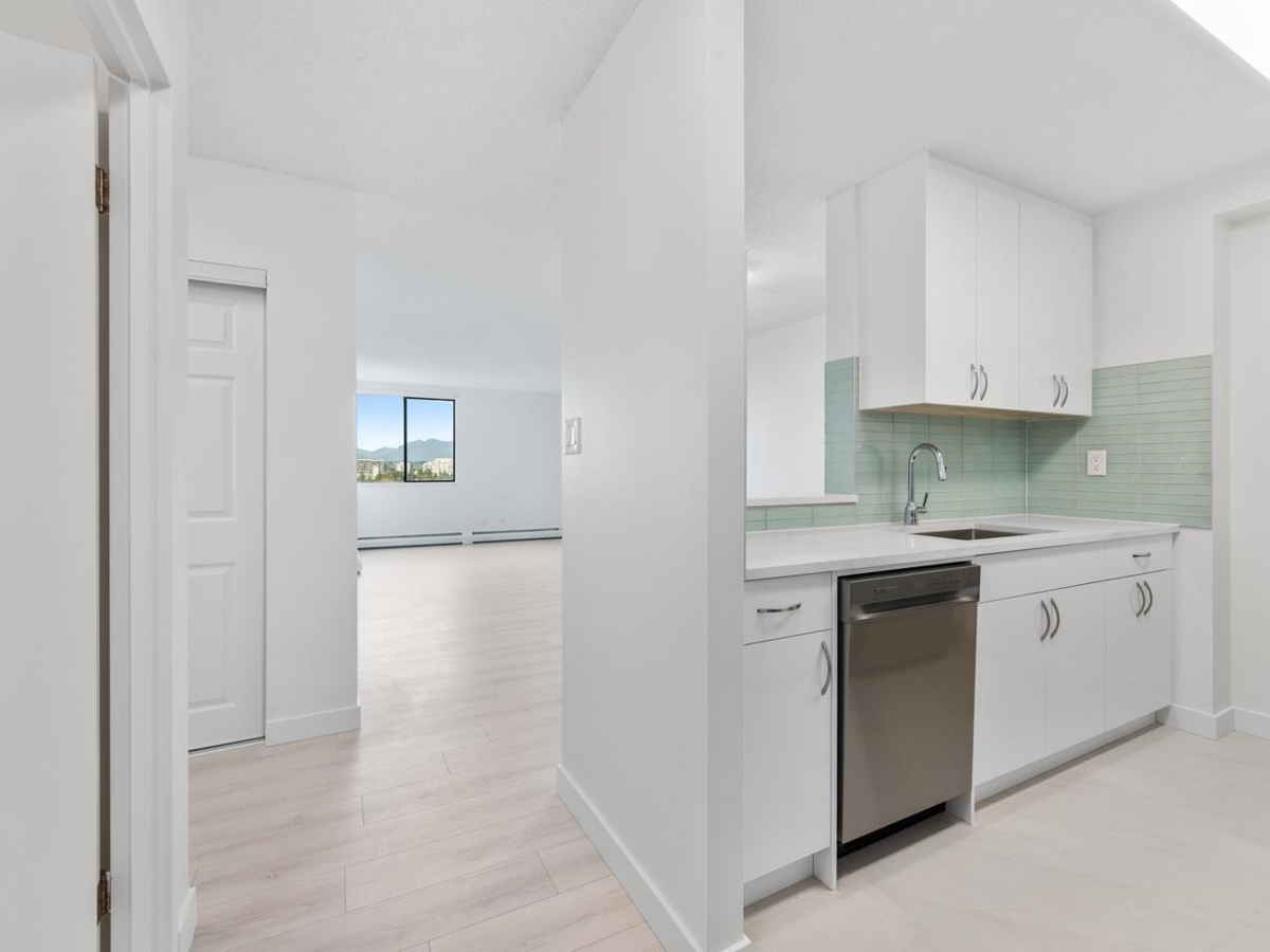 Kitchen Island Photo of 1107 7100 Gilbert Road, Richmond, BC