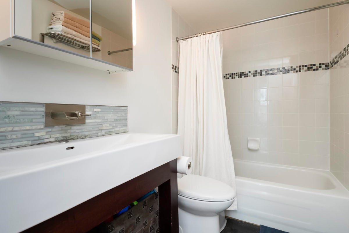 Primary Bathroom Photo of 2005 1009 Expo Boulevard, Vancouver, BC